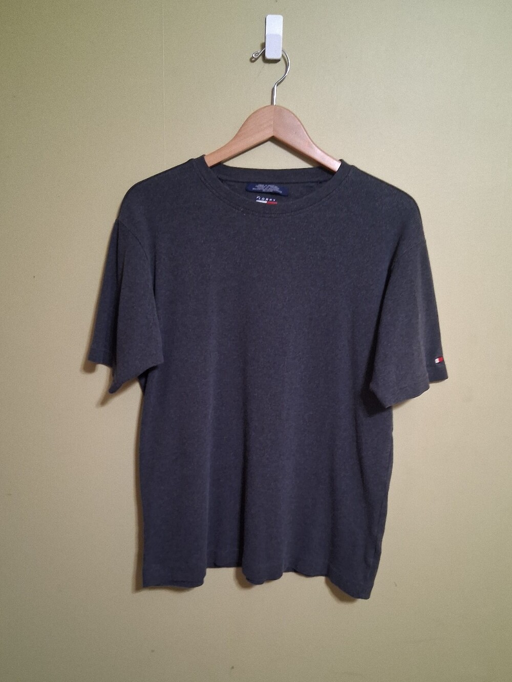 VTG 2000 Tommy Hilfiger Men's Large Dark Gray Ribbed Knit Short Sleeve Shirt